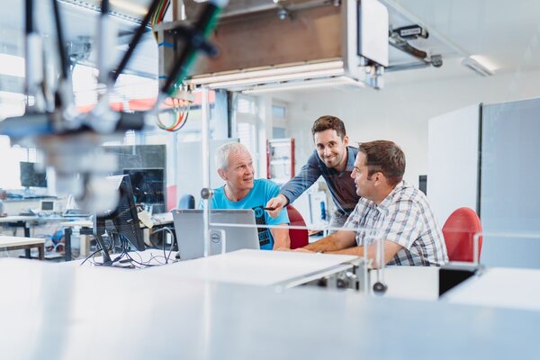 Softwareentwickler im Testlabor