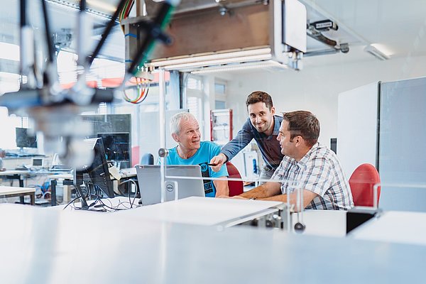 Softwareentwickler im Testlabor