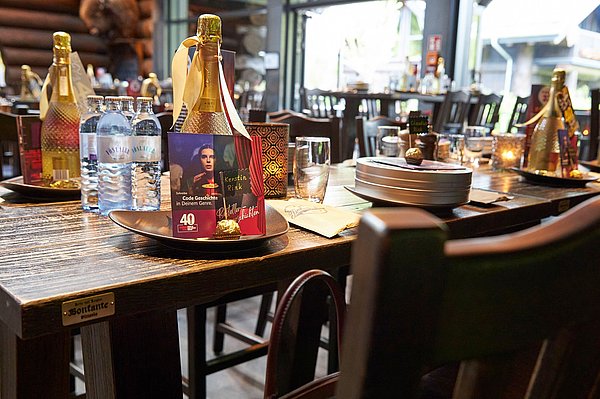 Glanz & Glamour auf allen Tischen zur Jubiläumsfeier