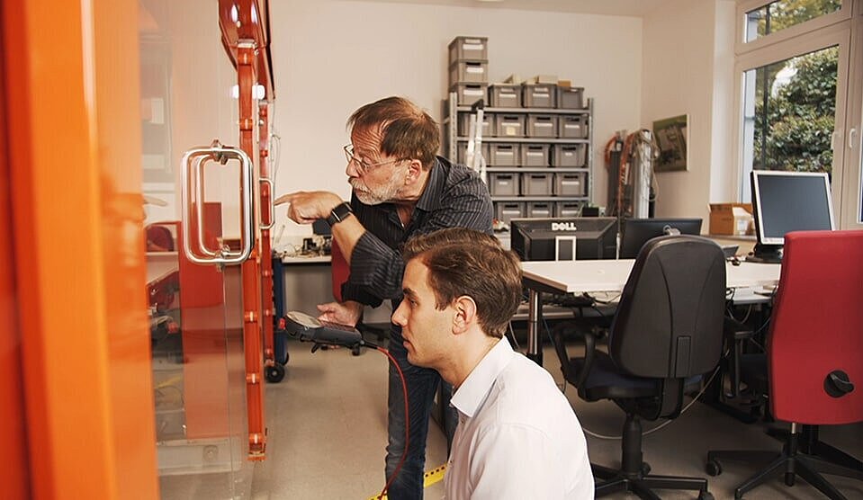 Im Entwicklungslabor an der Testmaschine